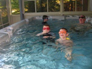 Дети в плавательном СПА